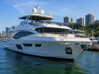 Lancha de grande porte com flybridge atracada em marina